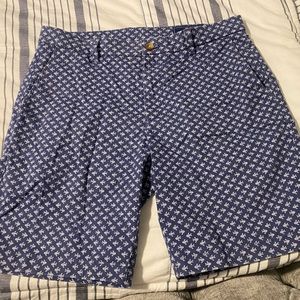 Vineyard Vines men’s short. Size 33. 9 inch long.
